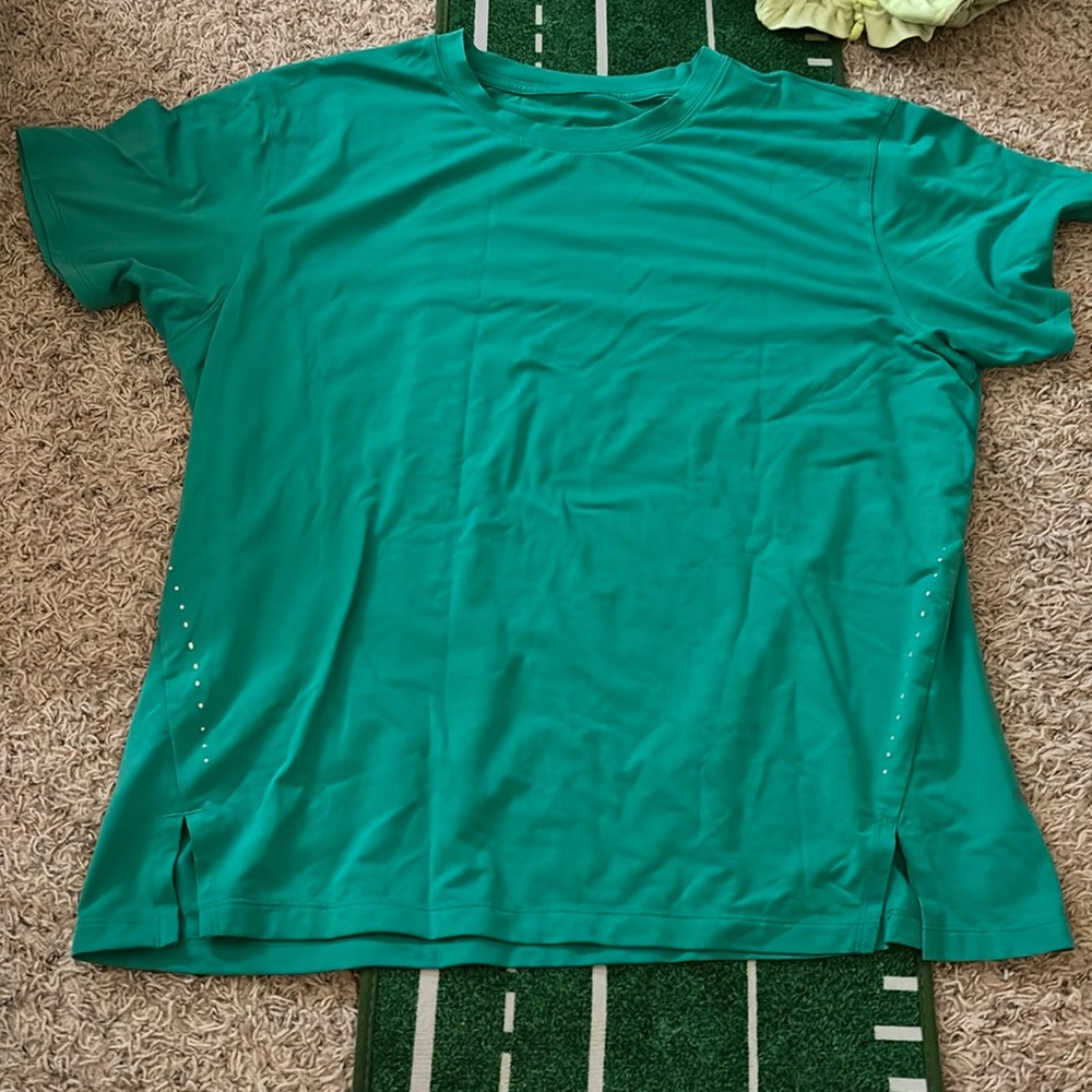 Cascadia green size 10 lulu tee